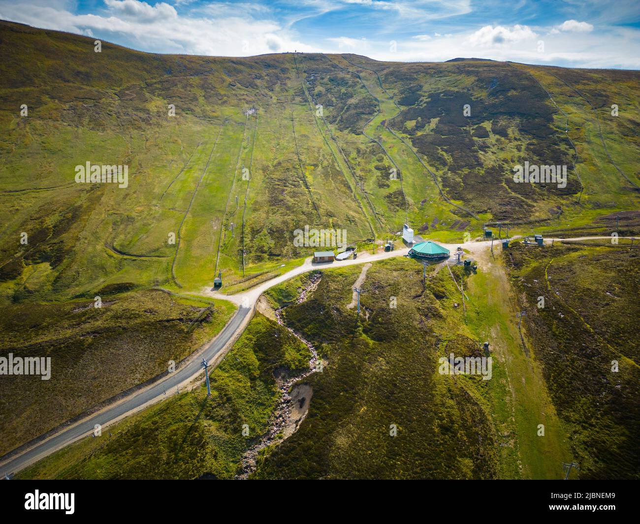 Luftaufnahme von der Drohne des Glenshee-Skizentrums im Sommer, Aberdeenshire, Schottland Stockfoto