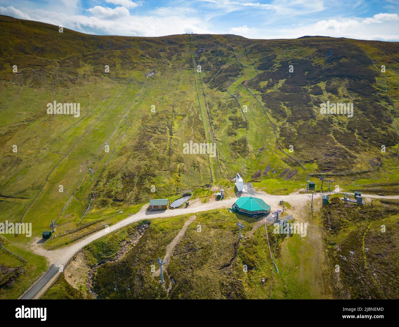 Luftaufnahme von der Drohne des Glenshee-Skizentrums im Sommer, Aberdeenshire, Schottland Stockfoto