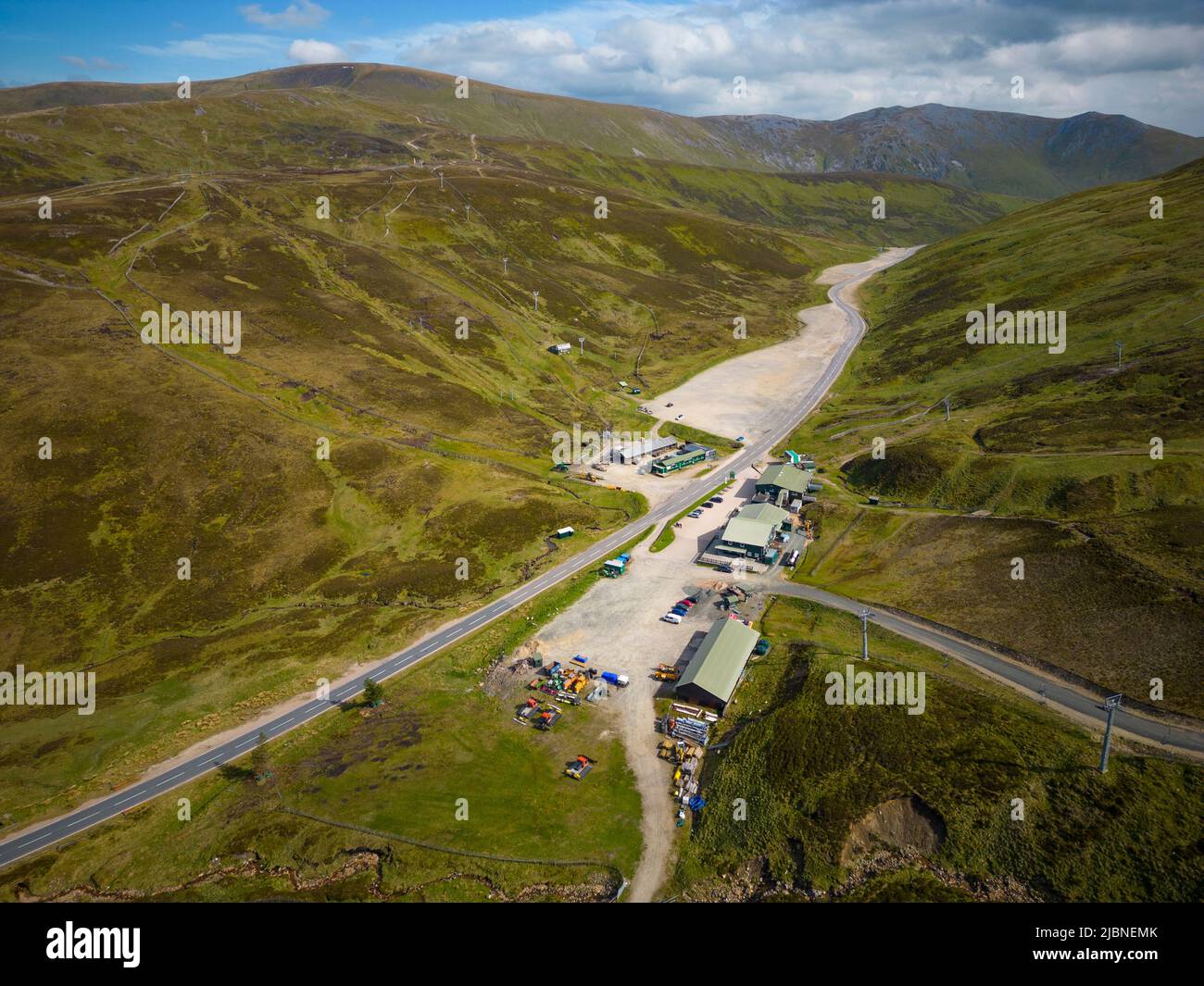 Luftaufnahme von der Drohne des Glenshee-Skizentrums im Sommer, Aberdeenshire, Schottland Stockfoto