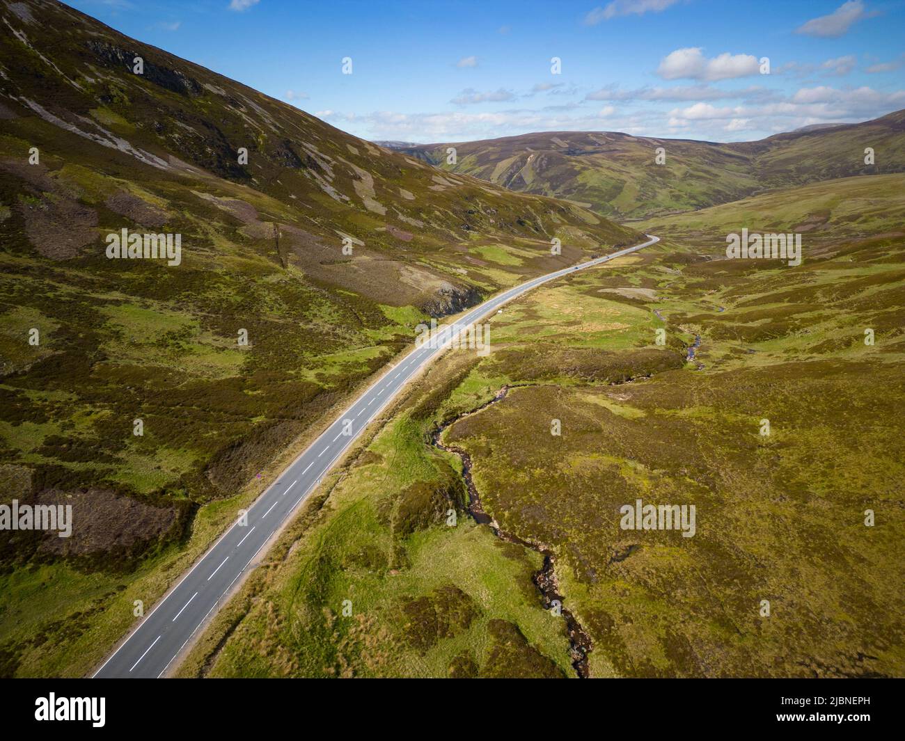 Luftaufnahme von der Drohne der A93 Old Military Road in Glenshee, Aberdeenshire Scotland, UK Stockfoto