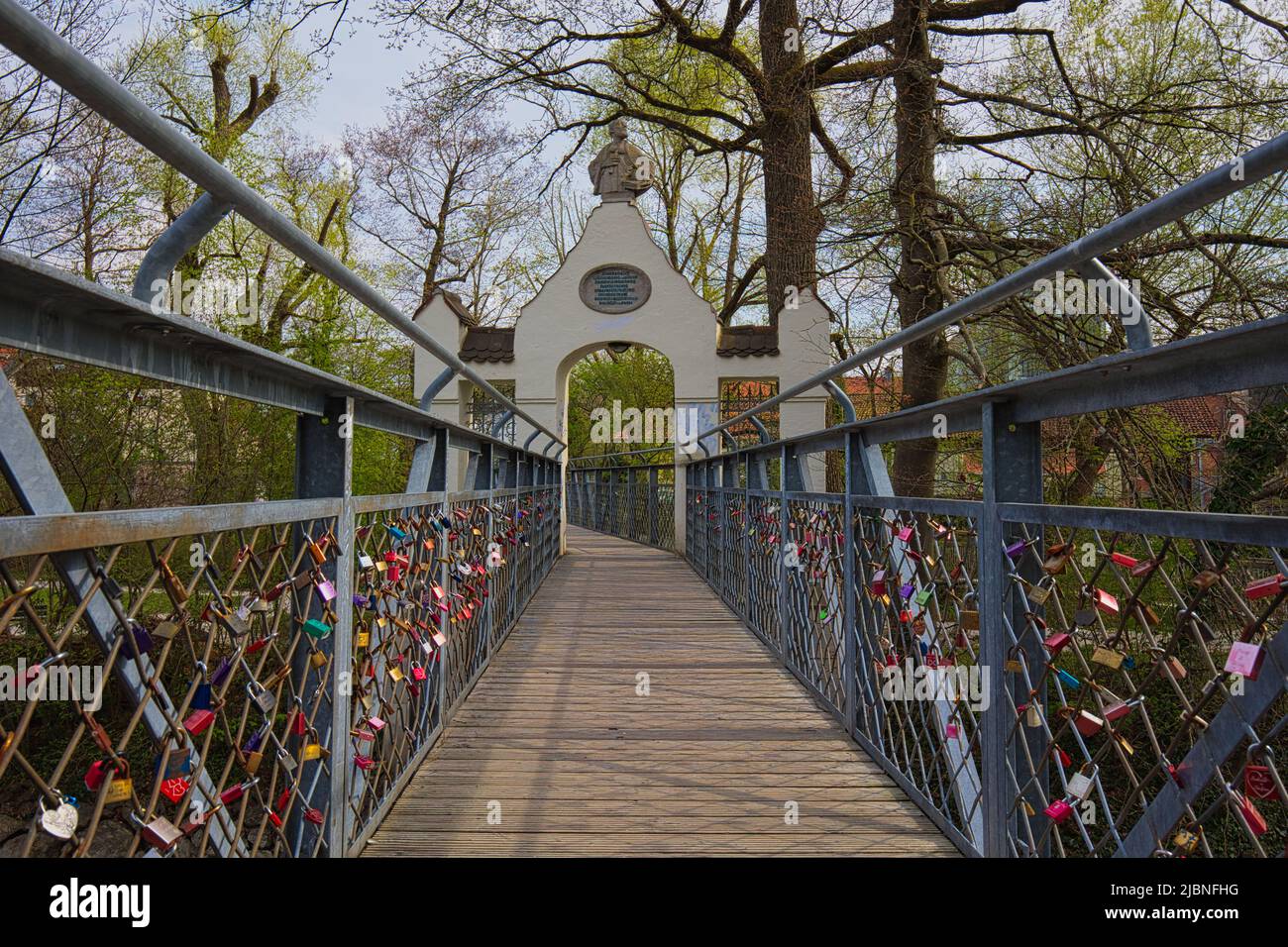 Fürstenfeldbruck, Bayern, Deutschland - 23. April 2022: Die romantische Fußgängerbrücke Silbersteg über den Amper Stockfoto