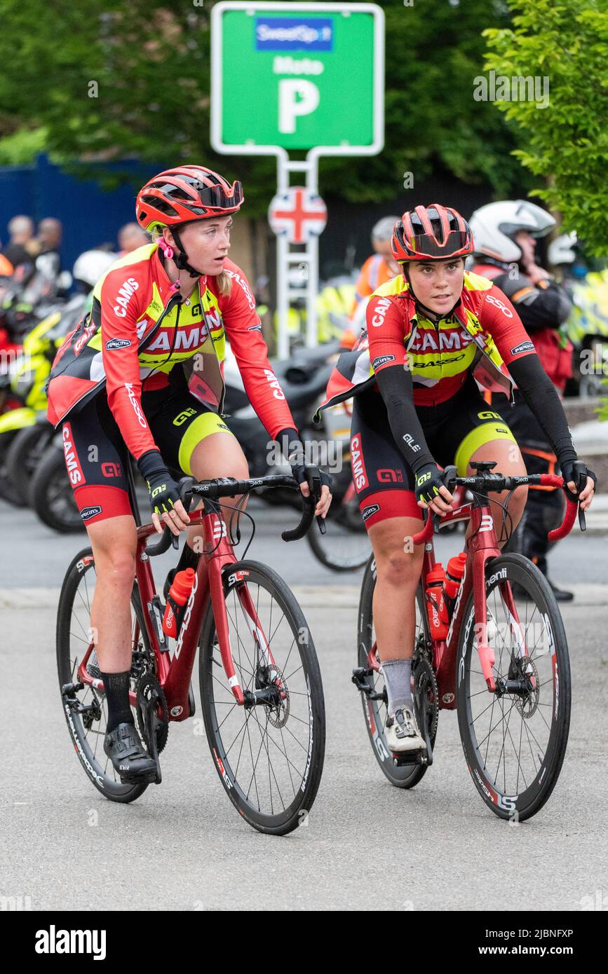 Becky Storrie und Beth Morrow von DEN CAMS Basso nach der UCI Women’s Tour Radrennetappe 1 in Bury St. Edmunds Stockfoto