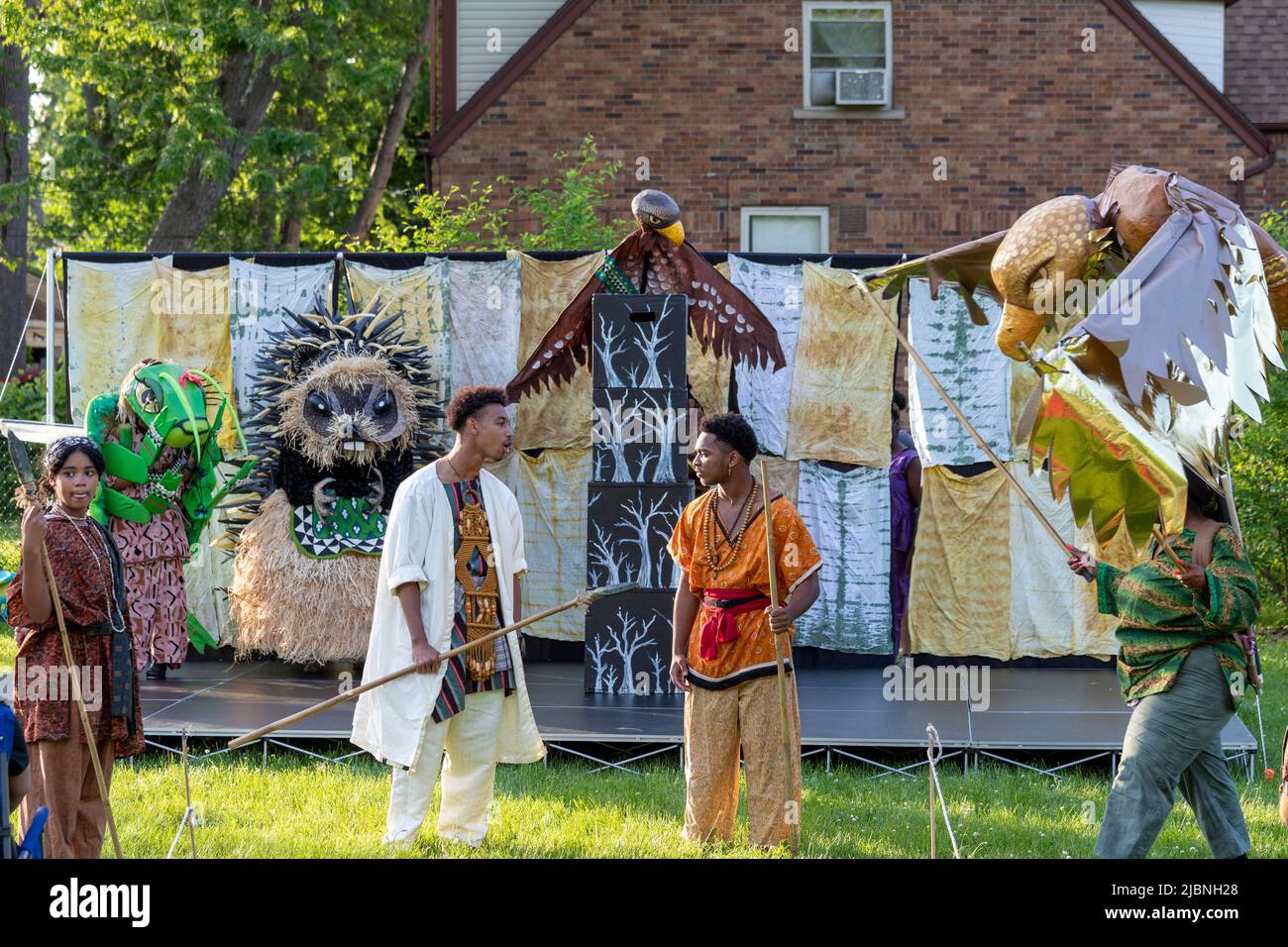 Detroit, Michigan - das Mosaic Youth Theatre führt Mwindo, ein Stück mit Puppen, auf der Grundlage einer Geschichte aus dem Kongo auf. Mosaic führte das Stück in Neighbor aus Stockfoto