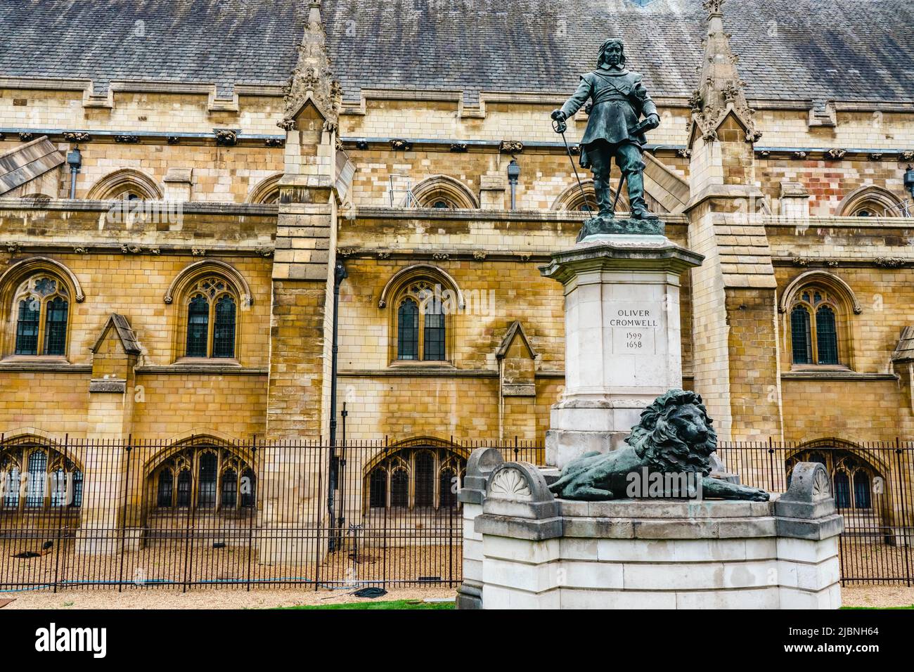 London, England - 23.04.2022: Oliver Cromwell-Denkmal vor dem Houses of Parliament, Westminster, London. Fotos in hoher Qualität Stockfoto