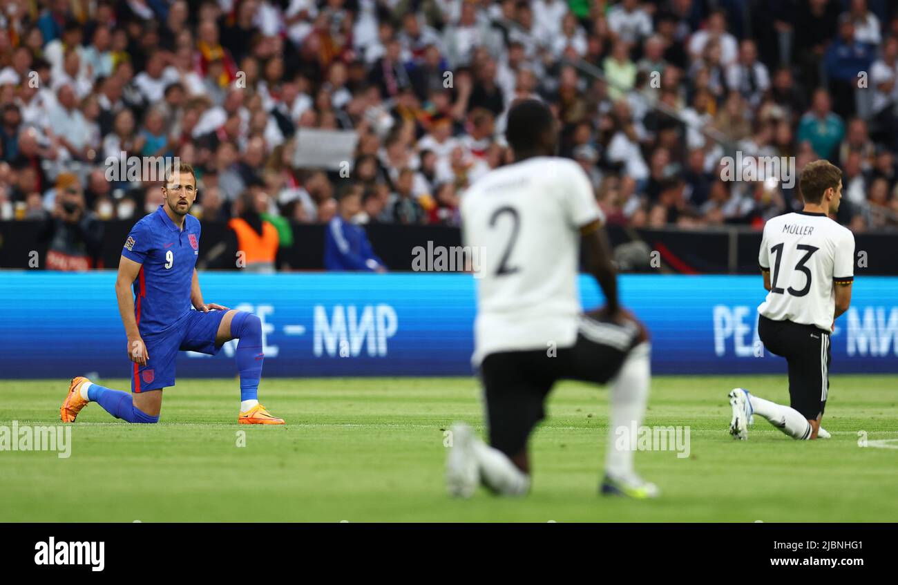 München, 7.. Juni 2022. Harry Kane aus England und Thomas Mueller aus Deutschland (r), während beide Teams vor dem Start beim Spiel der UEFA Nations League in der Allianz Arena in München das Knie beugen. Bildnachweis sollte lauten: David Klein / Sportimage Stockfoto