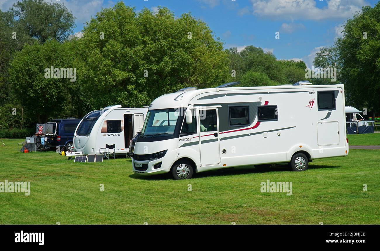 Rapido Wohnmobil und Wohnwagen - Anhänger auf dem Land Campingplatz geparkt. Stockfoto