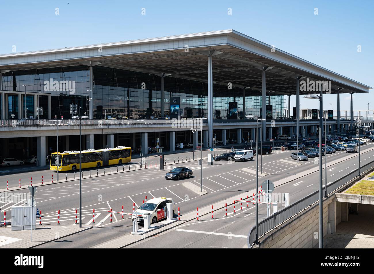 03.06.2022, Berlin, Deutschland, Europa - Außenansicht des Terminals 1 am Flughafen Berlin-Brandenburg BER 'Willy Brandt'. Stockfoto