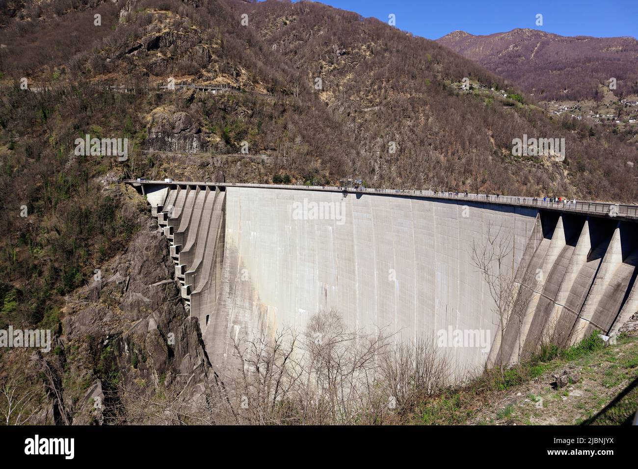 Der Verzasca-Staudamm im Val Verzasca, Gordola, Schweiz Stockfoto