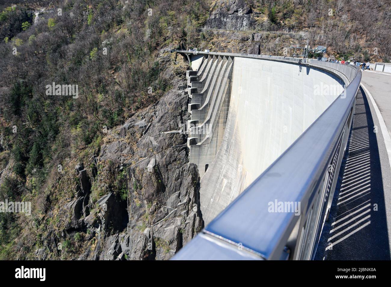 Der Verzasca-Staudamm im Val Verzasca, Gordola, Schweiz Stockfoto