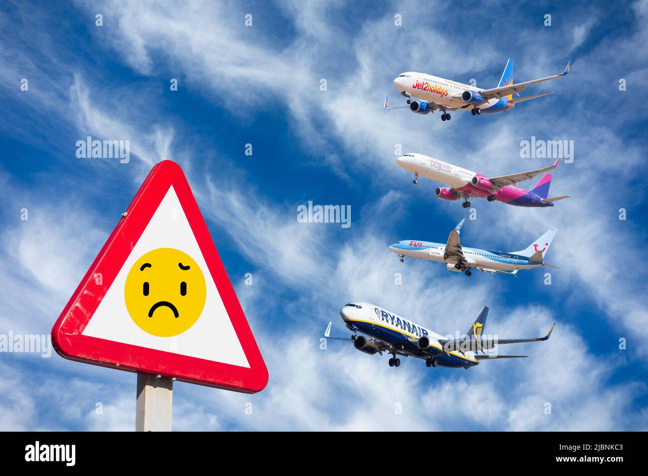 Konzept für stornierte, verspätete Flüge. Flugzeuge von TUI, Ryanair, Jet2.com und Wizzair und trauriges Emoji-Gesicht auf dem Schild. Stockfoto