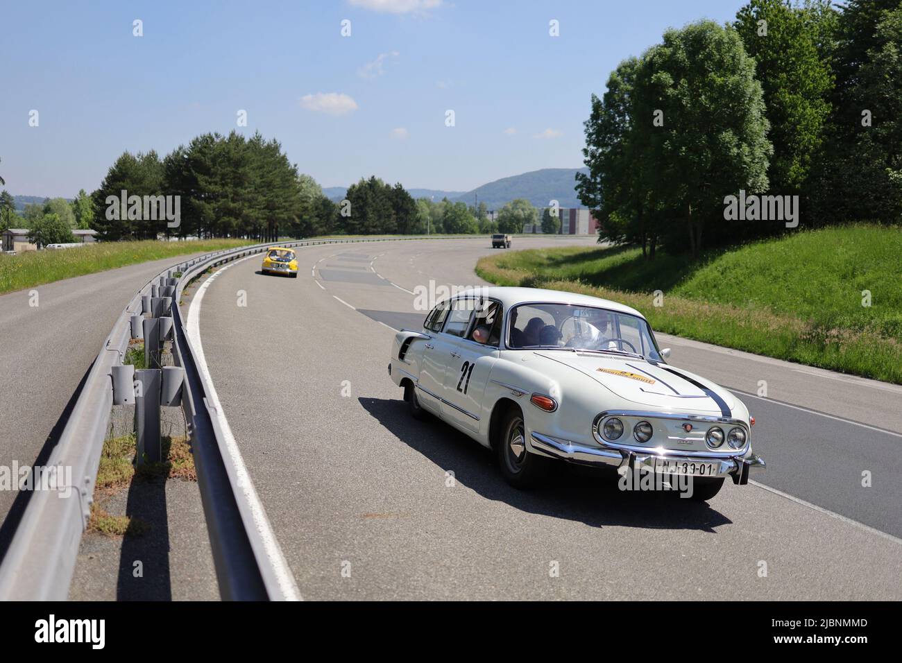 Polygon Tatra Koprivnice, Koprivnice, Tschechien, Tschechien - 5. Juni 2022: Tatra 603, alter Rennwagen auf der Rennstrecke. Stockfoto