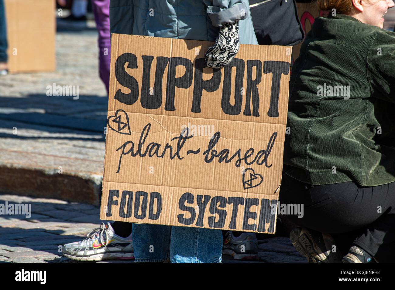 Unterstützung des pflanzenbasierten Ernährungssystems. Handgeschriebenes Pappschild bei der Elokapina-Demonstration in Helsinki, Finnland. Stockfoto