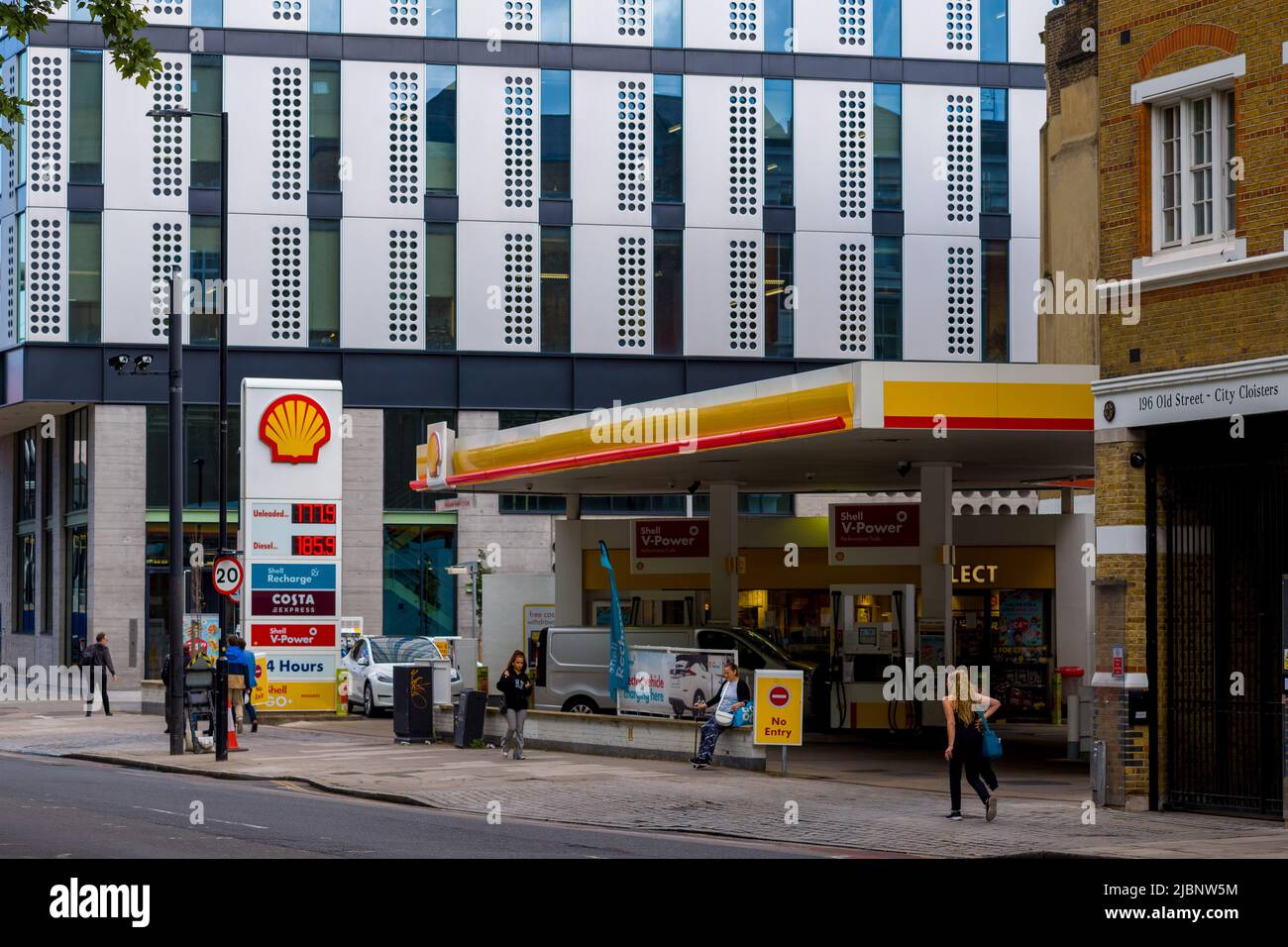 City Center Garage Tankstelle - Shell Tankstelle im Zentrum von London in der Nähe des Old Street Kreisel. Schilder Für Die Shell-Tankstelle. Stockfoto