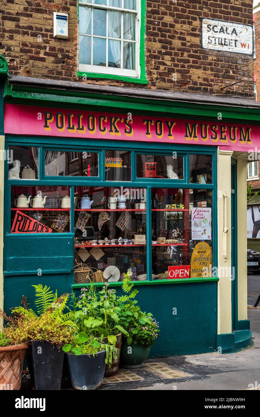 Pollock's Toy Museum in der Scala Street im Zentrum von London. 1956 gegründet, zog es 1969 in die Scala Street. Stockfoto