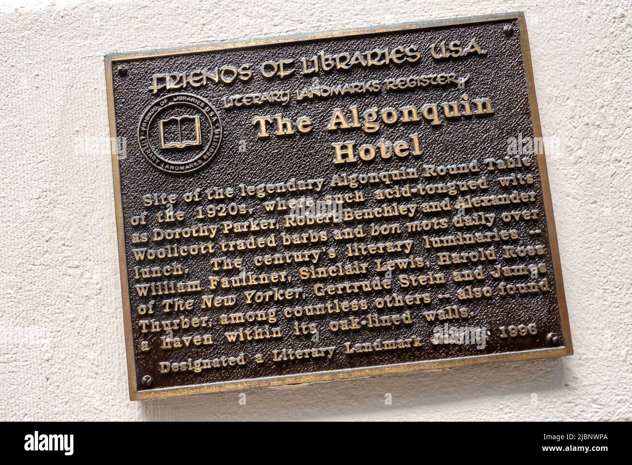 Freunde der Bibliotheken historische literarische Wahrzeichen registrieren Plakette ziert die Vorderseite des Algonquin Hotels in New York City, USA 2022 Stockfoto