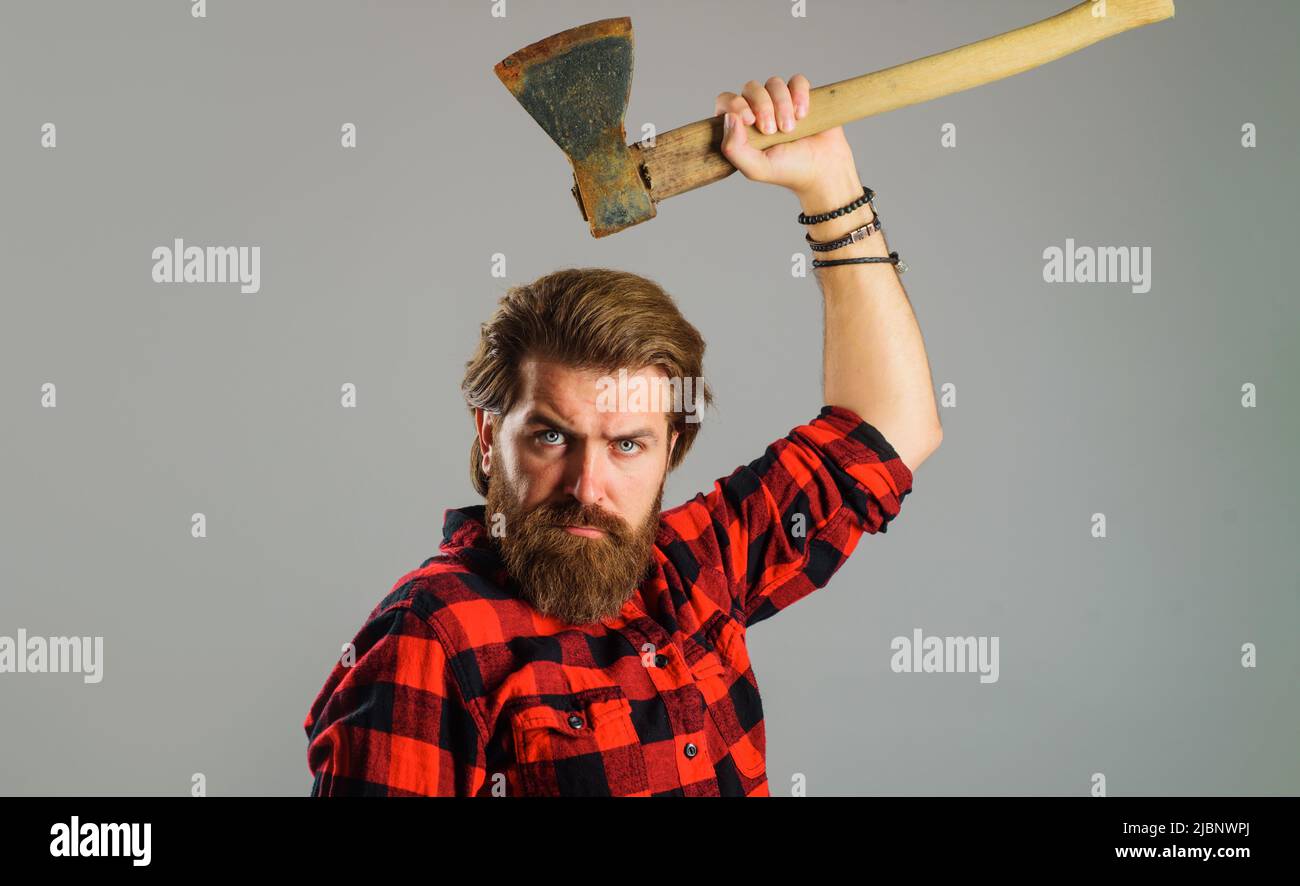 Kanadischer Holzfäller im karierten Hemd mit Axt. Logger-Tools. Bärtiger Mann mit Beil. Schneiden von Holz. Stockfoto