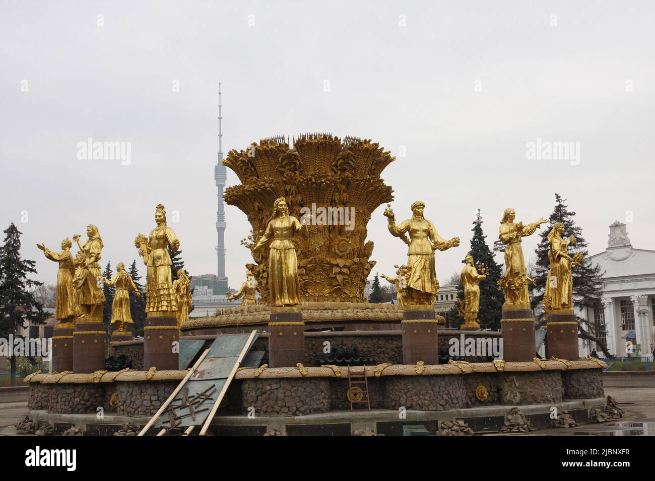 Goldene bedeckte weibliche Statuen, Symbole von 15 sowjetrepubliken in der UdSSR bei VDNKh - Ausstellung der Volkswirtschaft in der UdSSR, immer noch beliebt in Moskau. Stockfoto