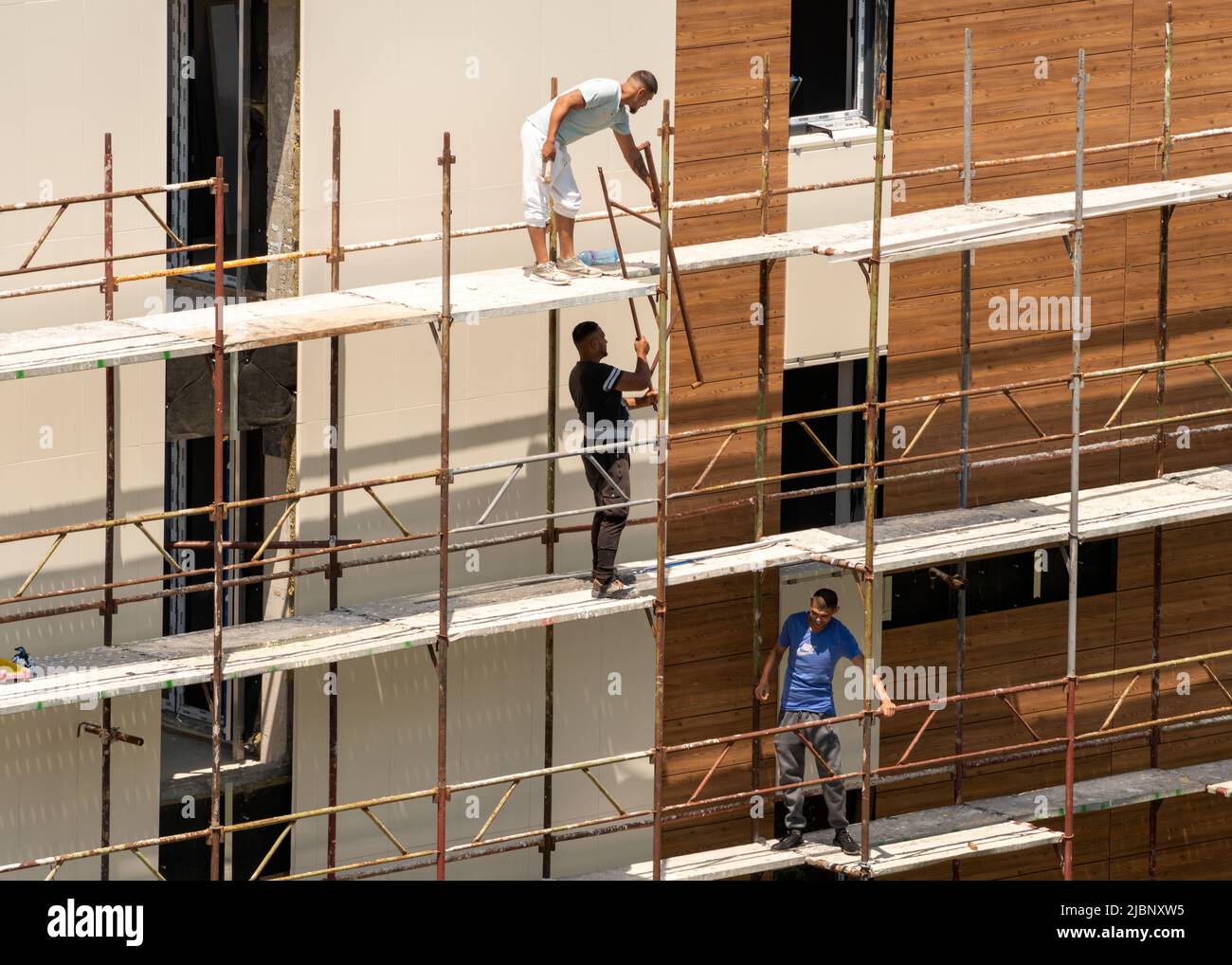 Bau, Arbeiter, Beruf, Sicherheit, kein Schutz, Abbau, Gerüste, Wohngebäude, Gebäude, Sofia, Bulgarien, Osteuropa, Balkan, EU Stockfoto