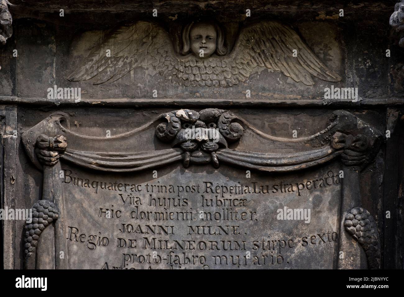 Geflügelter Geist und grüner Mann auf dem Wandgemälde-Denkmal für John Mylne oder Milne (1611-67) aus dem 17.. Jahrhundert in Greyfriars Kirkyard, Edinburgh, Schottland, Großbritannien. Stockfoto