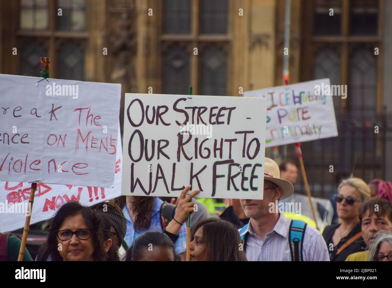 London, Großbritannien. 7.. Juni 2022. Demonstranten marschieren durch Westminster. Demonstranten marschierten durch London, um gegen Gewalt gegen Frauen zu protestieren und Nicole Smallman und Bibaa Henry zu ehren, zwei Schwestern, die 2020 ermordet wurden. Der Fall löste weitere Empörung aus, als sich herausstellte, dass zwei Polizisten Selfies mit ihren Leichen nahmen. Die Demonstranten marschierten vom Fryent Country Park, wo die beiden Frauen ermordet wurden, zum New Scotland Yard. Kredit: Vuk Valcic/Alamy Live Nachrichten Stockfoto