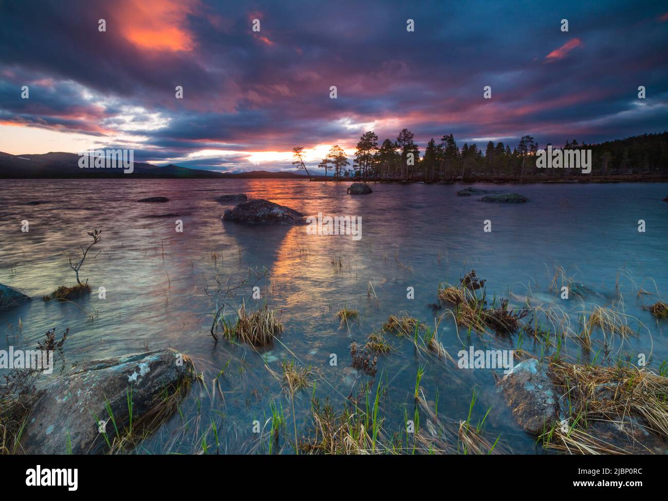 Farbenprächtiger Himmel bei Sonnenuntergang am See Isteren, Engerdal kommune, Innlandet fylke, Norwegen, Skandinavien. Stockfoto