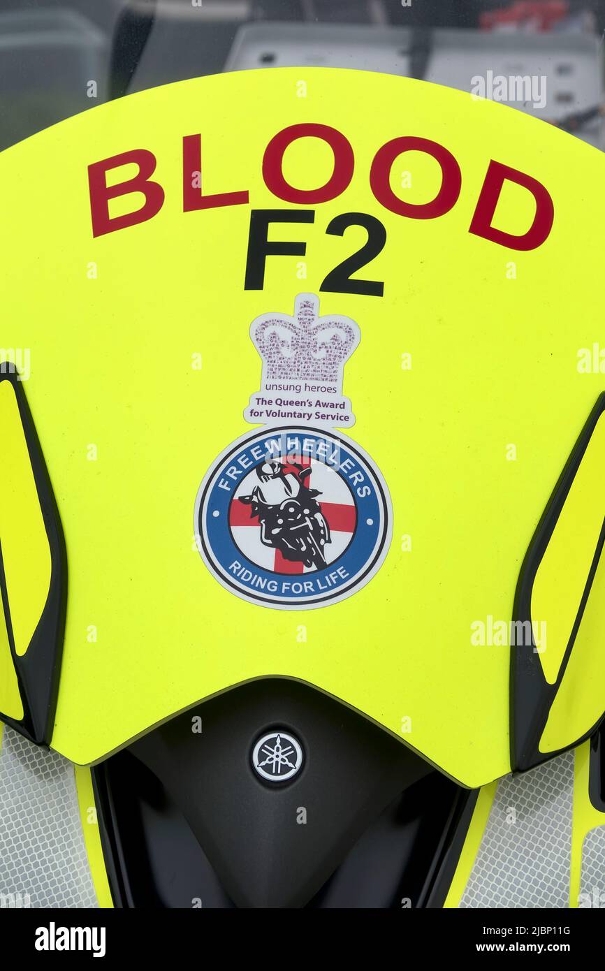 Frome, Somerset, Großbritannien - September 25 2021: Nahaufnahme der Vorderseite eines britischen Freifahrrads Emergency Voluntary Service Yamaha FJR1300 Blood Bike Stockfoto