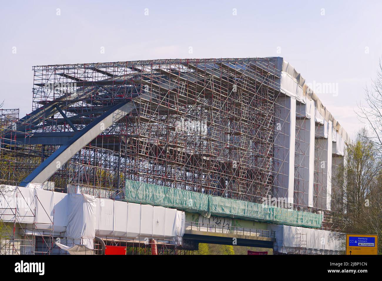Brückenrenovierung. Straßenwartung. Gerüstkonstruktion. Inspektion der eine lange Betonautobahn Überführung, Brücke. Stockfoto
