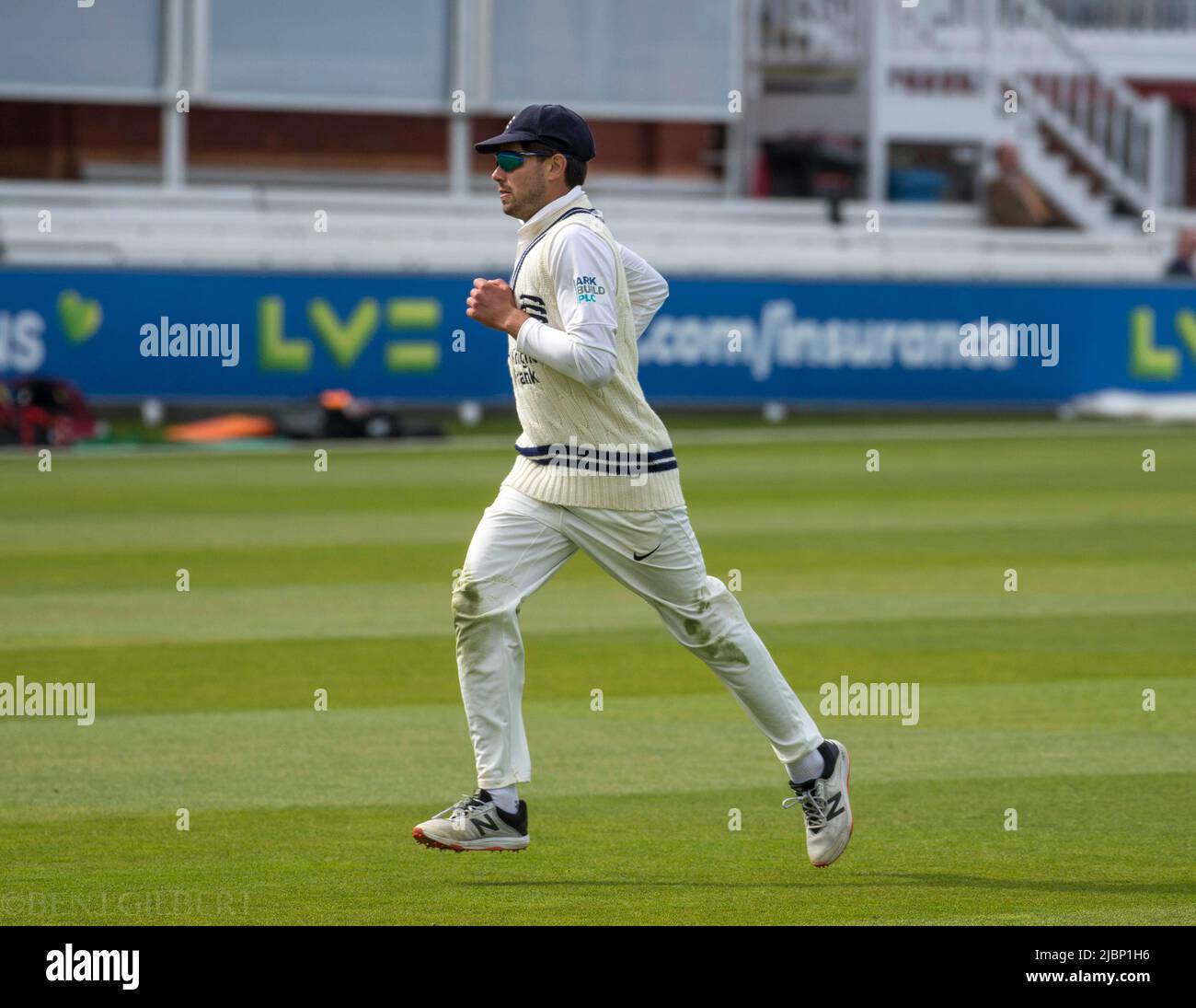 Middlesex in Aktion gegen Derbyshire bei Lords beim Saisonauftakt am 10.. April 2022 Stockfoto