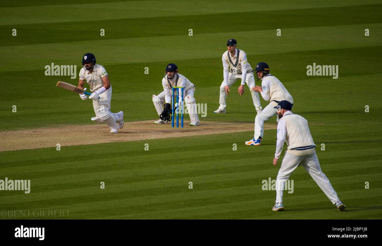Middlesex in Aktion gegen Derbyshire bei Lords beim Saisonauftakt am 10.. April 2022 Stockfoto