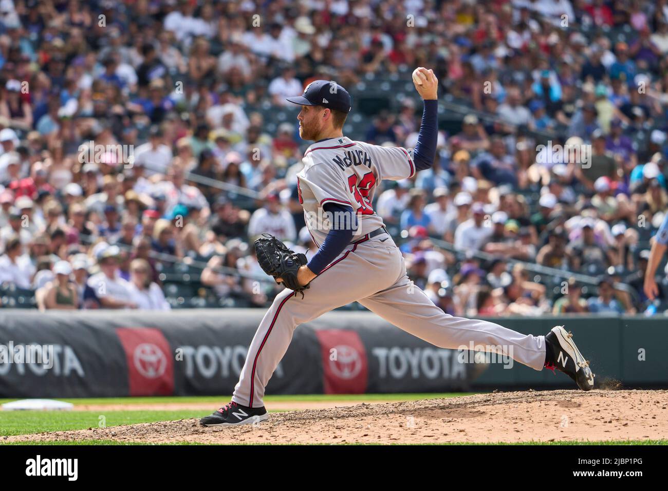 Denver CO, USA. 5.. Juni 2022. Der Atlanta Pitcher Collin McHugh (32) wirft während des Spiels mit Atlanta Braves und den Colorado Rockies, das im Coors Field in Denver Co. Stattfand, einen Pitch. David Seelig/Cal Sport Medi. Kredit: csm/Alamy Live Nachrichten Stockfoto