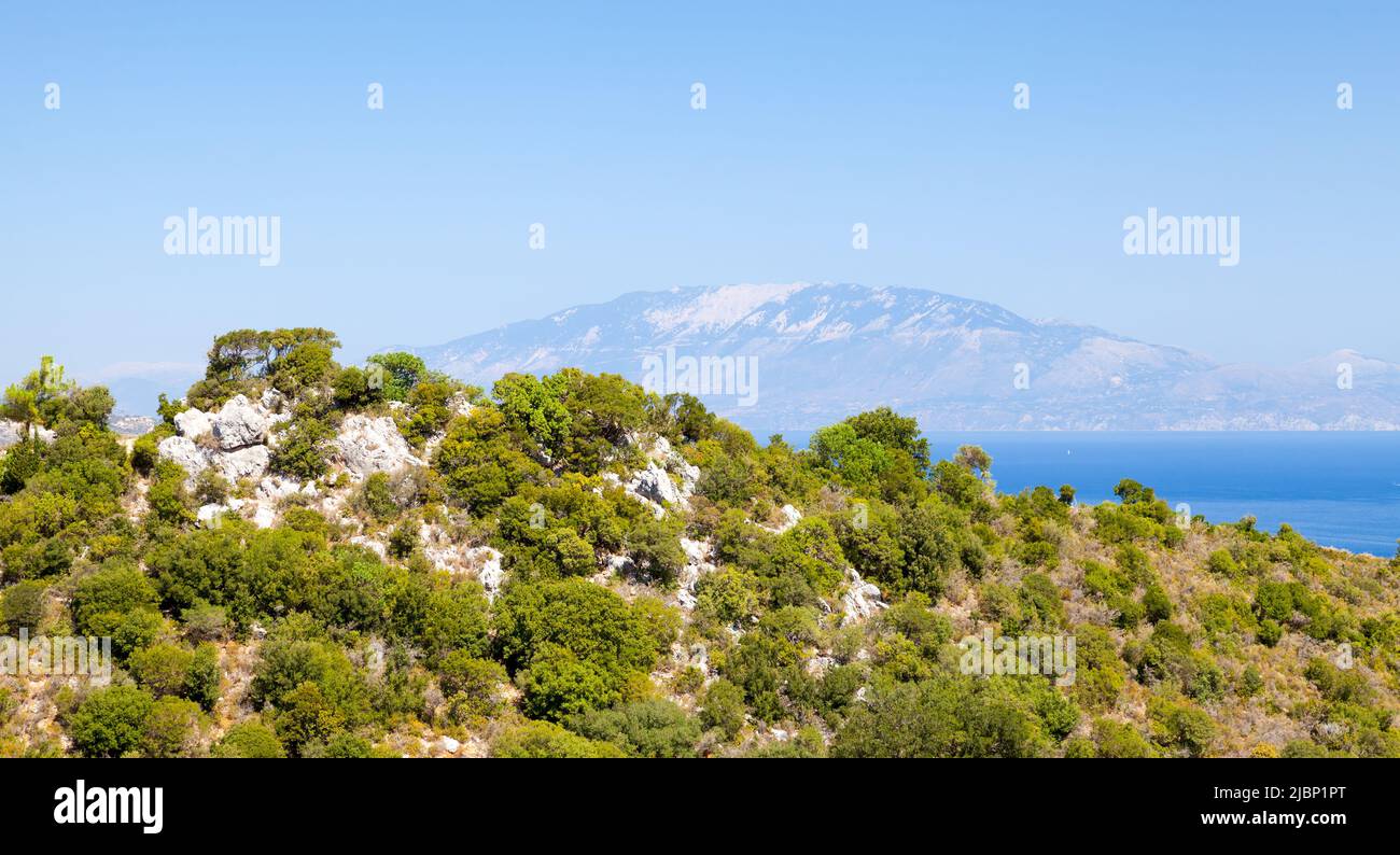 Die Küstenlandschaft von Zakynthos wurde an einem sonnigen Sommertag aufgenommen. Griechische Insel im Ionischen Meer Stockfoto