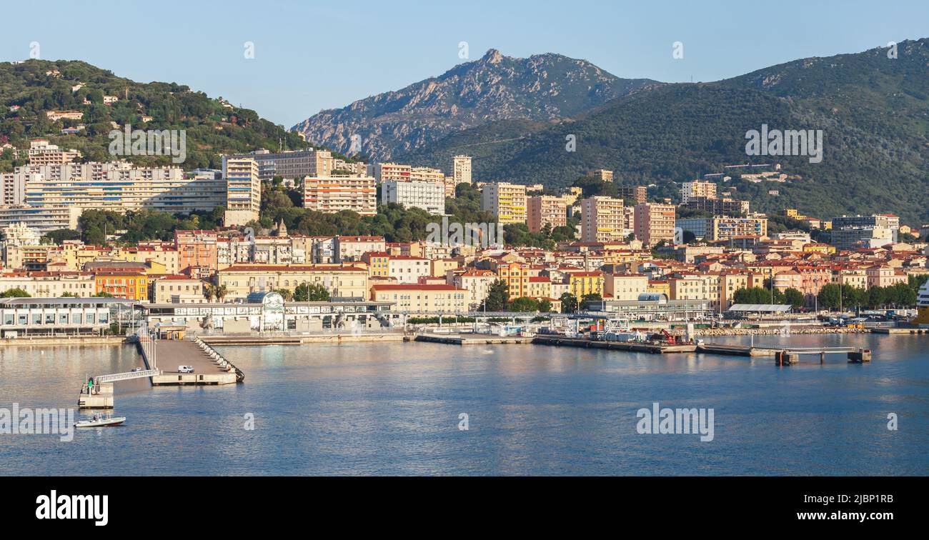 Korsika, Frankreich. Ajacio Hafen am Morgen, Küstensommer Stadtbild Stockfoto