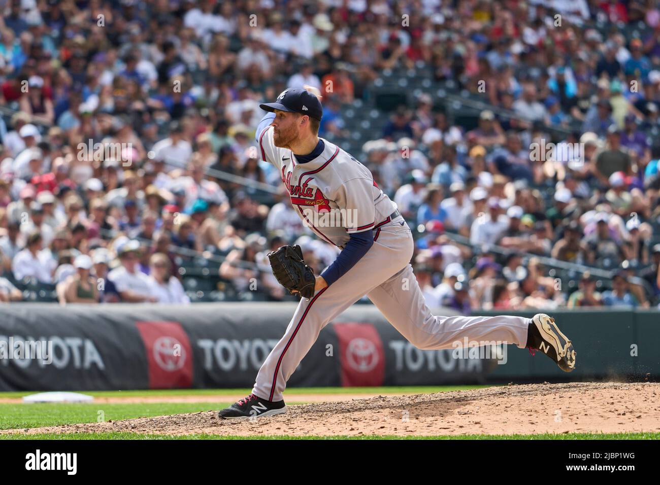 Denver CO, USA. 5.. Juni 2022. Der Atlanta Pitcher Collin McHugh (32) wirft während des Spiels mit Atlanta Braves und den Colorado Rockies, das im Coors Field in Denver Co. Stattfand, einen Pitch. David Seelig/Cal Sport Medi. Kredit: csm/Alamy Live Nachrichten Stockfoto