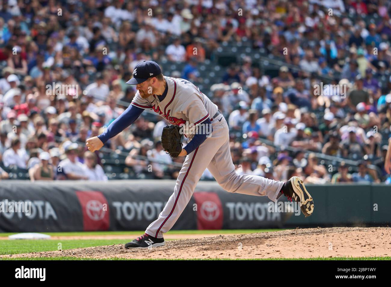 Denver CO, USA. 5.. Juni 2022. Der Atlanta Pitcher Collin McHugh (32) wirft während des Spiels mit Atlanta Braves und den Colorado Rockies, das im Coors Field in Denver Co. Stattfand, einen Pitch. David Seelig/Cal Sport Medi. Kredit: csm/Alamy Live Nachrichten Stockfoto