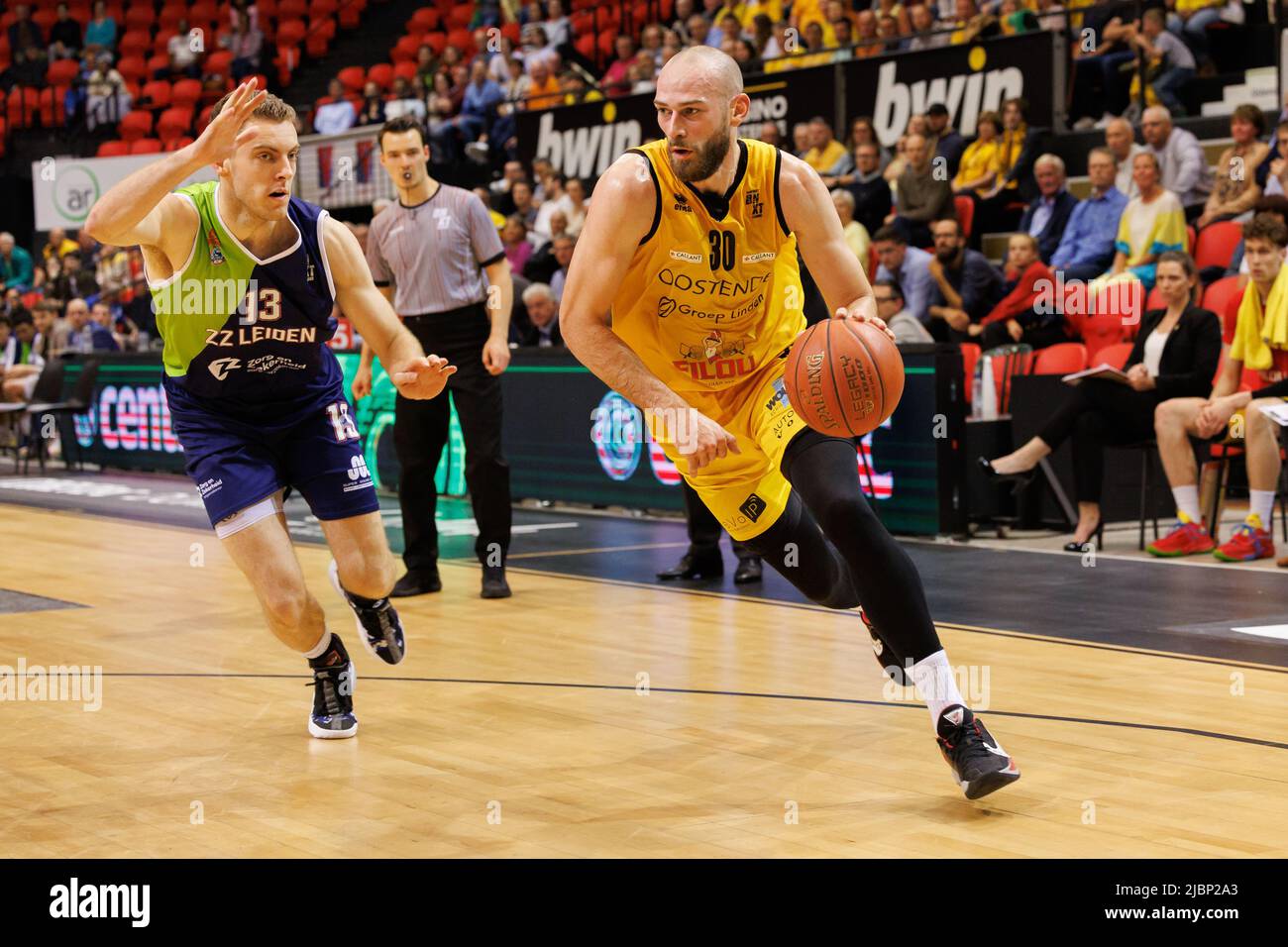 Oostende, Belgien, 07/06/2022, Leiden's Luuk van Bree und Oostende's Pierre-Antoine Gillet kämpfen während eines Basketballspiels zwischen BC Oostende (Belgien) und Zorg en Zekerheid Leiden (Niederlande) am Dienstag, dem 07. Juni 2022 in Oostende, dem Rückspiel im Halbfinale der Basketball-Meisterschaft der ersten Liga der BNXT League. BELGA FOTO KURT DESPLENTER Stockfoto