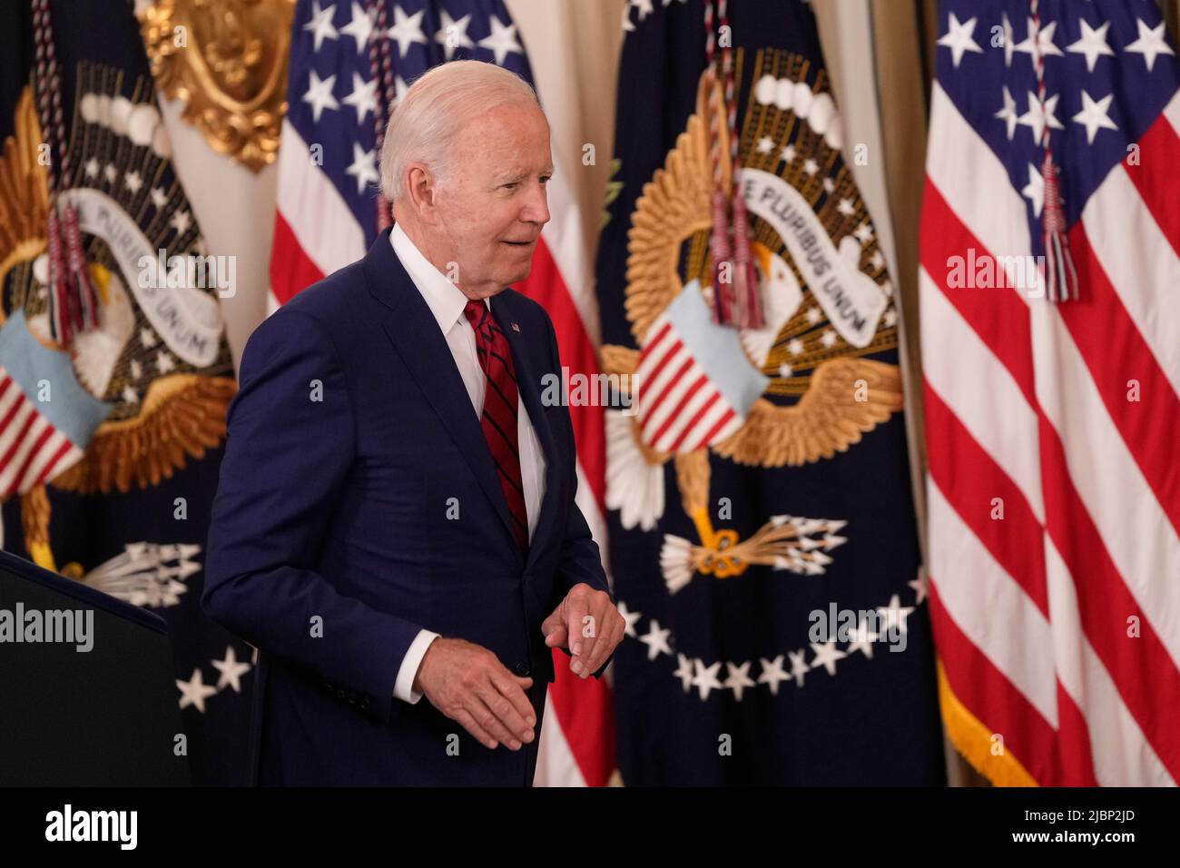 US-Präsident Joe Biden macht vor der Unterzeichnung von neun überparteilichen Gesetzesvorlagen, die die Gesundheitsversorgung für Americas-Veteranen am 7. Juni 2022 im Staatlichen Speisesaal des Weißen Hauses in Washington, DC, ehren und verbessern werden, Bemerkungen. Kredit: Chris Kleponis/CNP Stockfoto