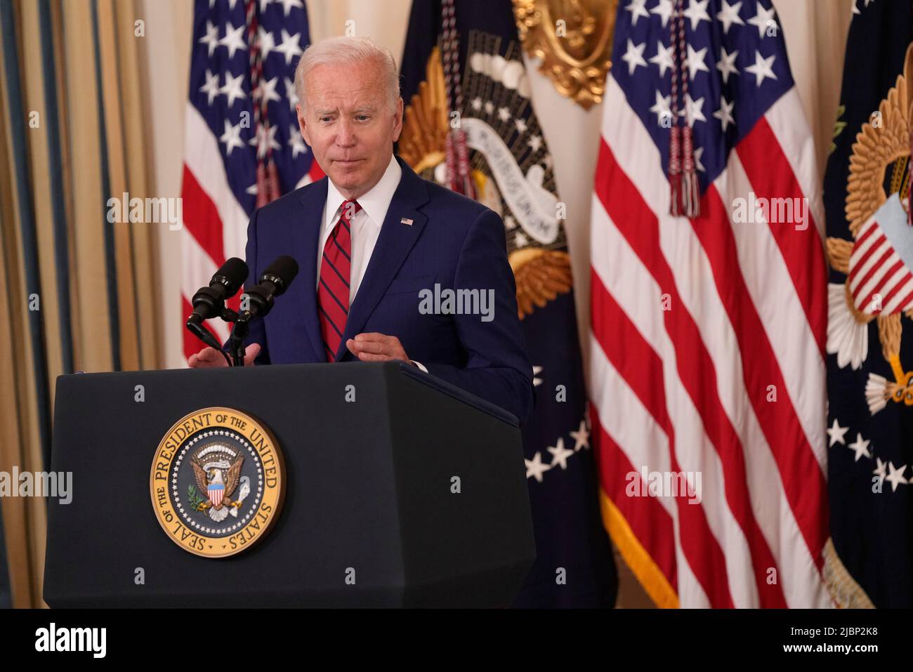 US-Präsident Joe Biden macht vor der Unterzeichnung von neun überparteilichen Gesetzesvorlagen, die die Gesundheitsversorgung für Americas-Veteranen am 7. Juni 2022 im Staatlichen Speisesaal des Weißen Hauses in Washington, DC, ehren und verbessern werden, Bemerkungen. Kredit: Chris Kleponis/CNP Stockfoto