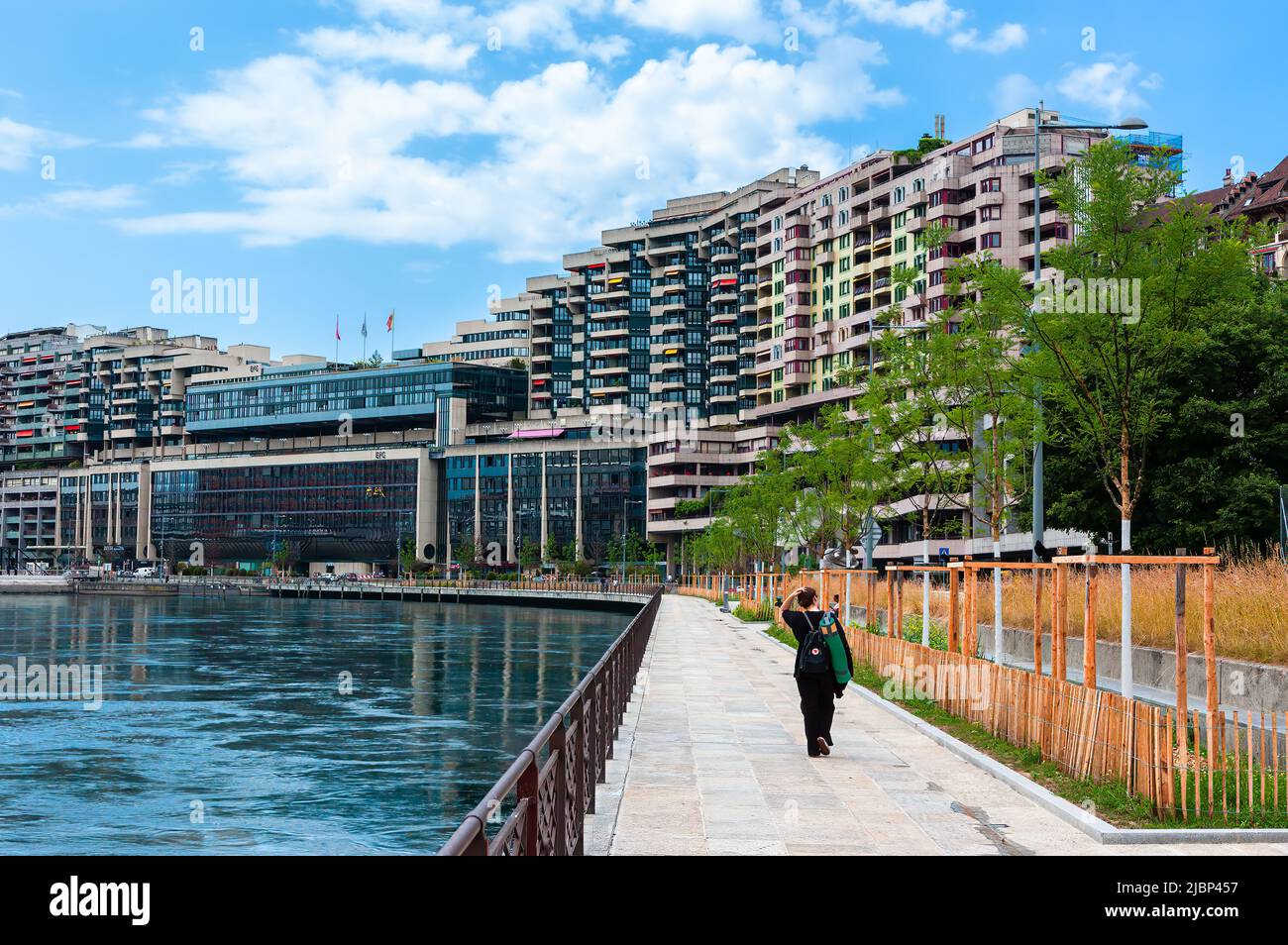 Genf, Schweiz - 3. Juni 2022: Wohn- und Bürogebäude am Ufer der Rhone in Genf Stockfoto