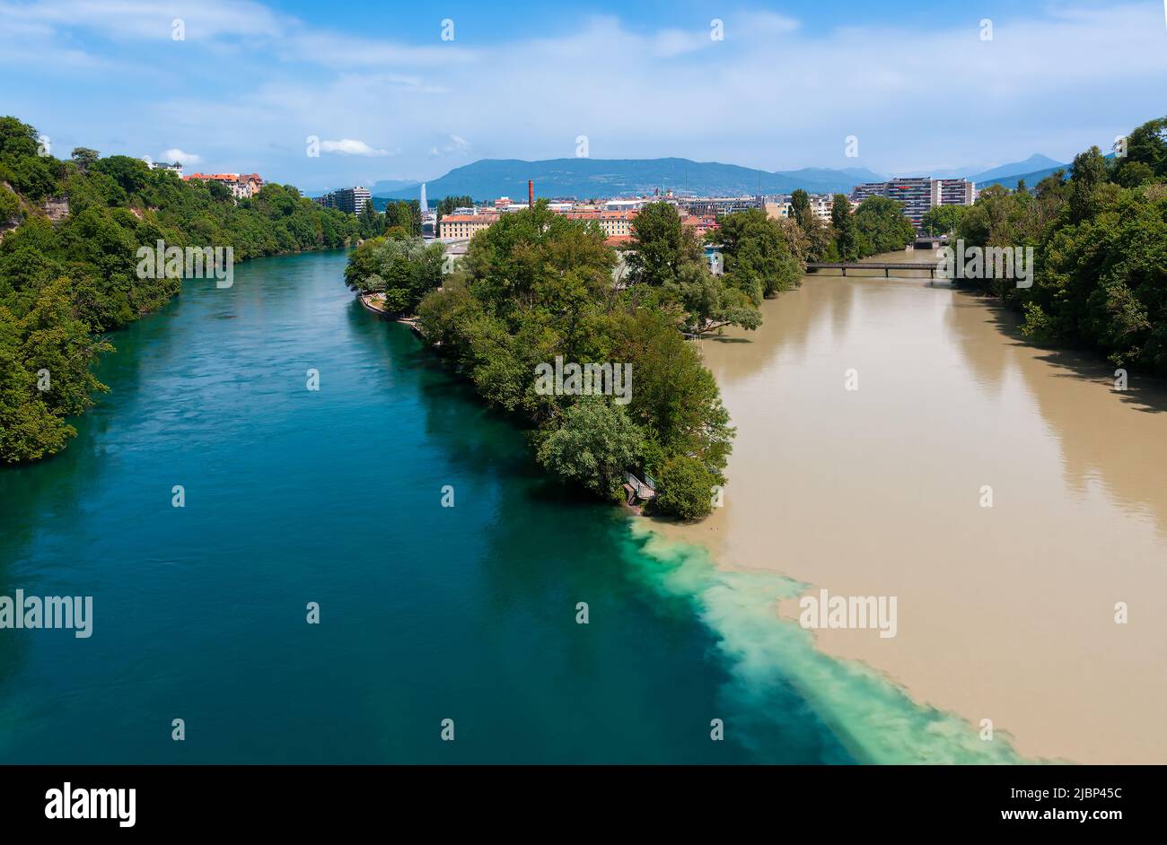 Das berühmte La Jonction, der Zusammenfluss der Flüsse Rhone auf der linken Seite und Arve auf der rechten Seite in Genf, Schweiz. Stockfoto