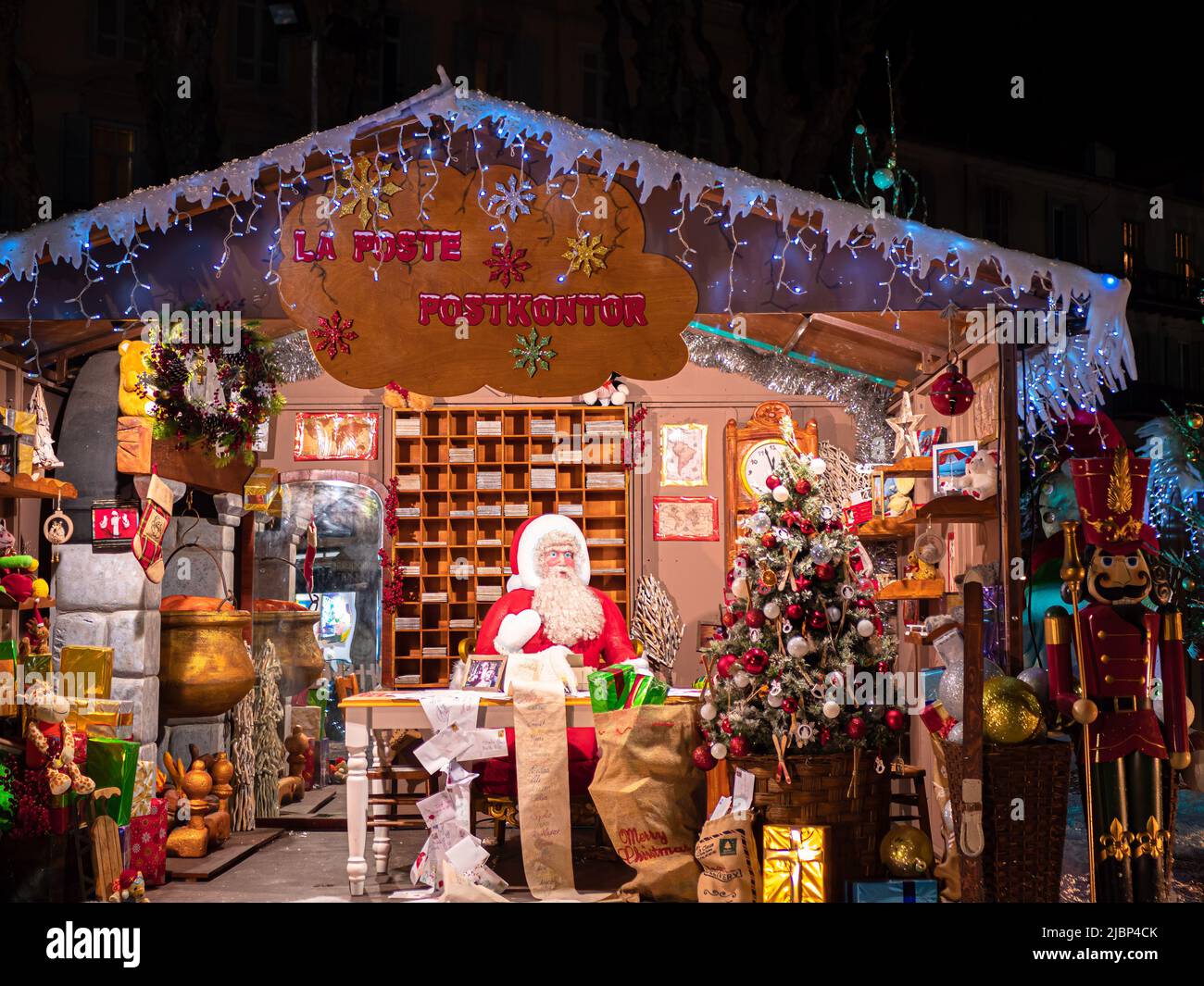 Menton, Frankreich - 6. Dezember 2021: Der Weihnachtsmann bereitet Geschenke vor und versendet Geschenke auf der Weihnachtsmesse von Menton Stockfoto