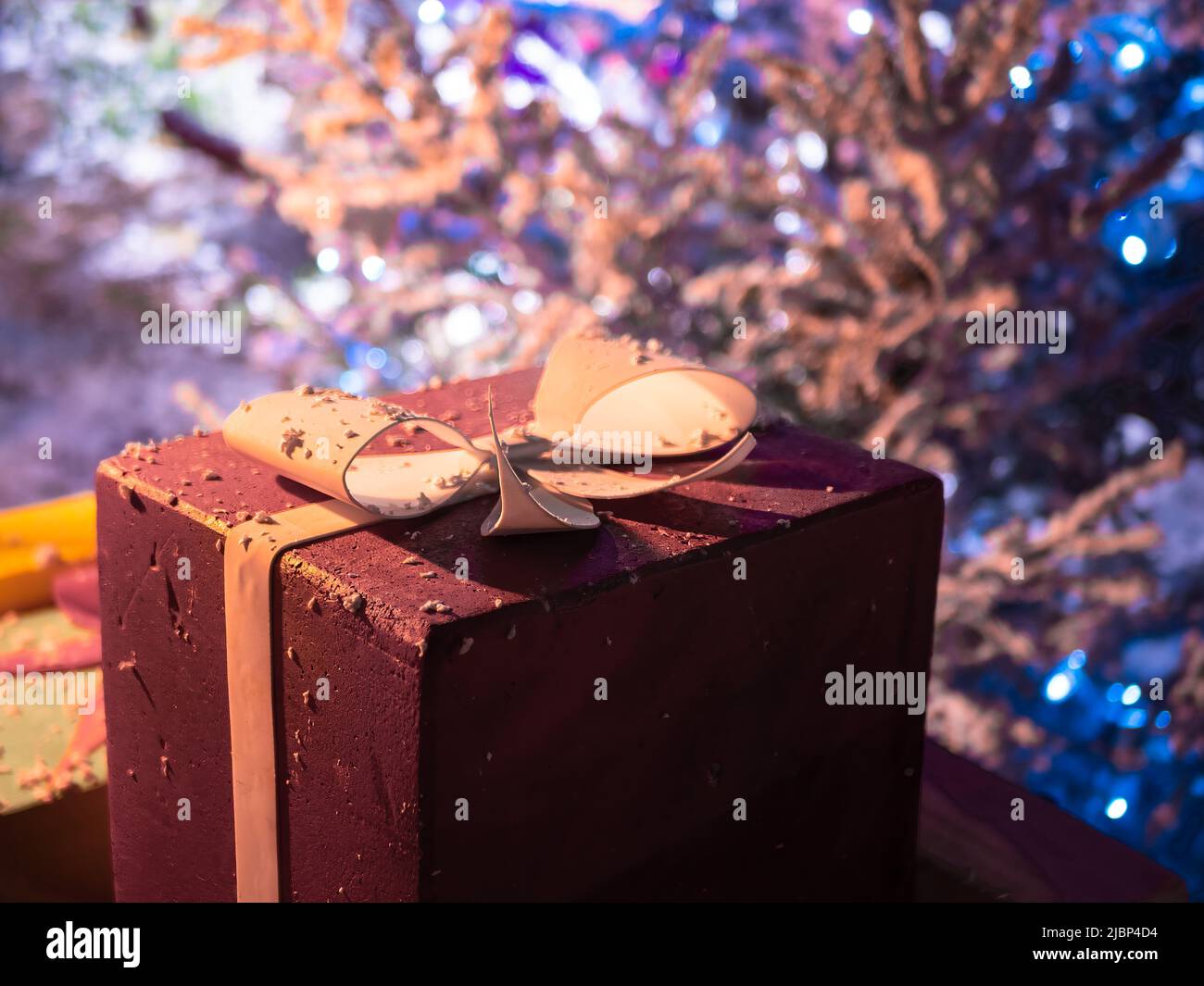 Ein rotes Geschenkpaket mit Schleife auf der Menton Weihnachtsmesse Stockfoto
