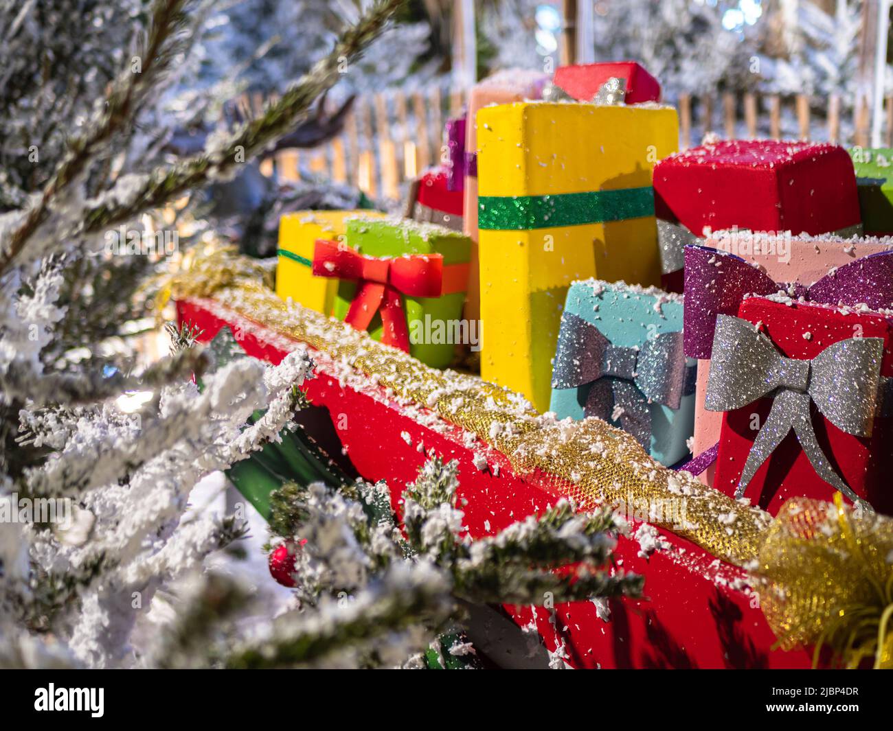 Eine Vielzahl von Geschenkpaketen mit Schleife auf der Menton Weihnachtsmesse Stockfoto