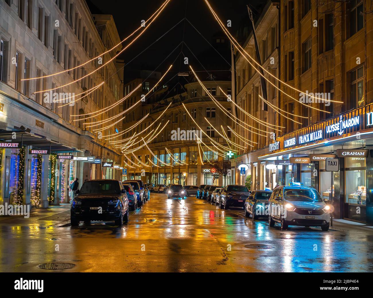 Zürich, Schweiz - 1. Dezember 2021: Beleuchtete Straße in Zürich zur Weihnachtszeit Stockfoto