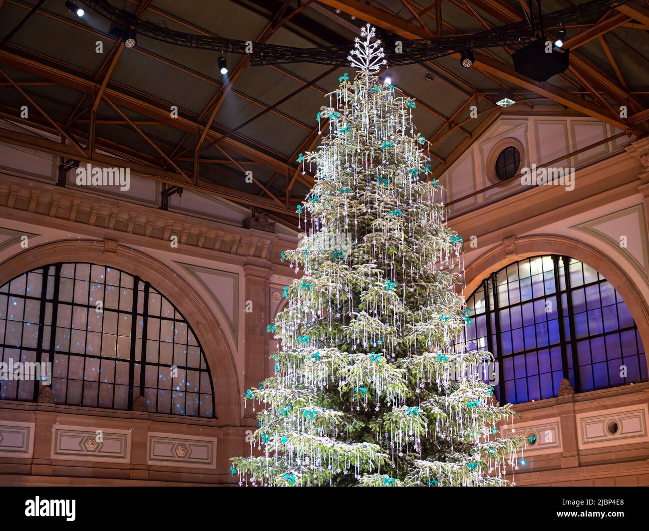 Zürich, Schweiz - 30. November 2021: Traditioneller Weihnachtsbaum am Bahnhof in Zürich, geschmückt mit Swarovski-Kristallen. Stockfoto