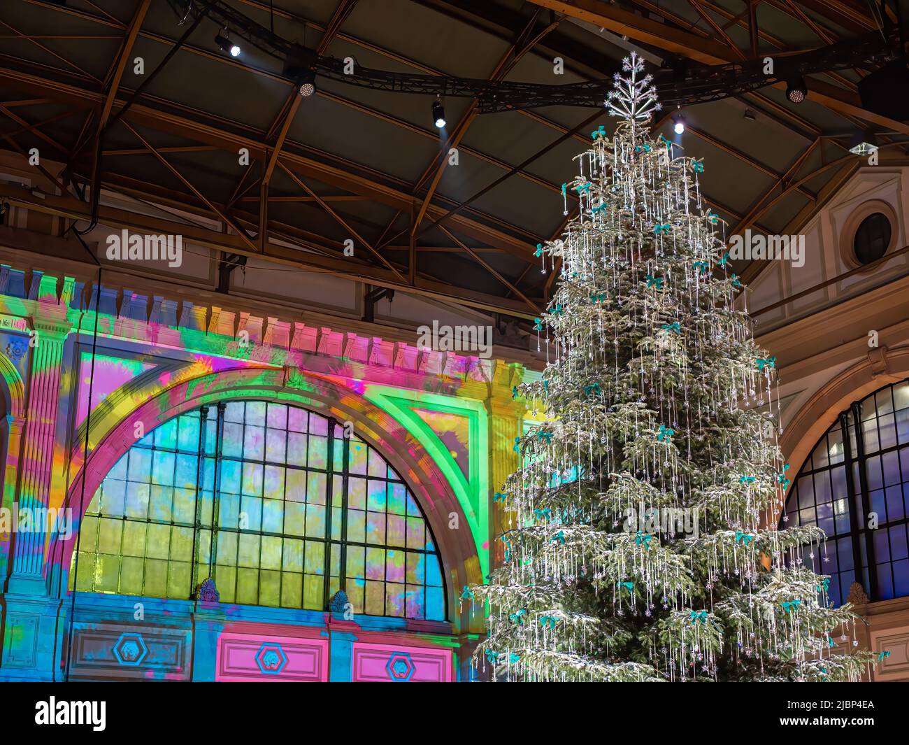 Zürich, Schweiz - 30. November 2021: Traditioneller Weihnachtsbaum am Bahnhof in Zürich, geschmückt mit Swarovski-Kristallen. Stockfoto