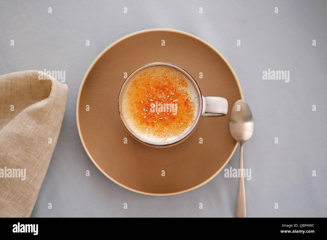 Traditionelles türkisches Winter-Heißgetränk Salep oder Sahlep aus Milch mit Orchideenmehl und Zimt. Stockfoto