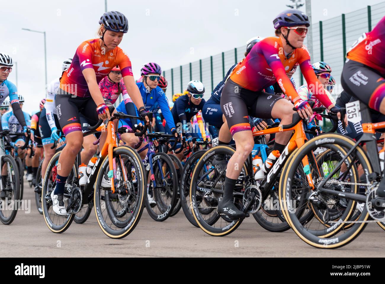 Radsportler verlassen den Colchester Sports Park für das Radrennen der