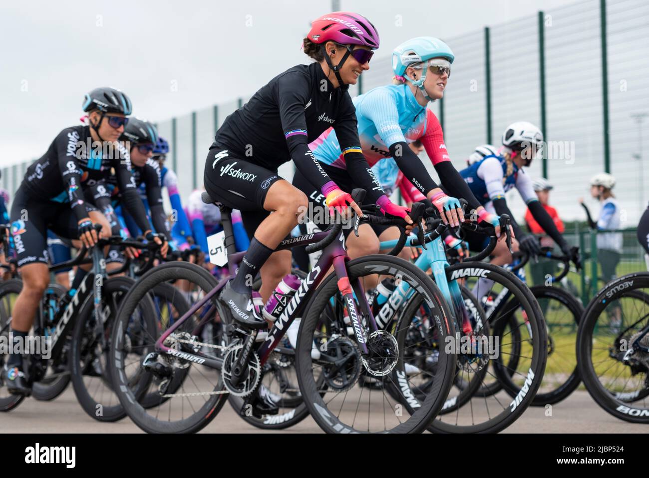Radsportler verlassen den Colchester Sports Park für das Radrennen der UCI Women’s Tour, Etappe 1, nach Bury St. Edmunds. Ashleigh Moolman-Pasio vom Team SD Worx (5) Stockfoto