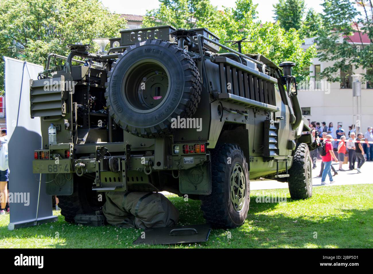 VAMTAC-Militärfahrzeug mit Allradantrieb. NATO-Truppen. Comemoração 10 junho 2022, Stadt Braga, Portugal. Demonstration der Streitkräfte. Stockfoto