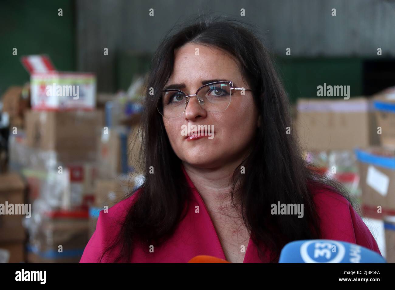 KIEW, UKRAINE - 07. JUNI 2022 - die Direktorin der Abteilung für internationale Operationen des Unternehmens Ukrposchta, Julija Pawlenko, ist während der Übergabe der humanitären Hilfe amerikanischer Wohltäter an die ukrainische Hauptstadt Kiew abgebildet. Dieses Foto kann nicht in der russischen Föderation verteilt werden. Stockfoto